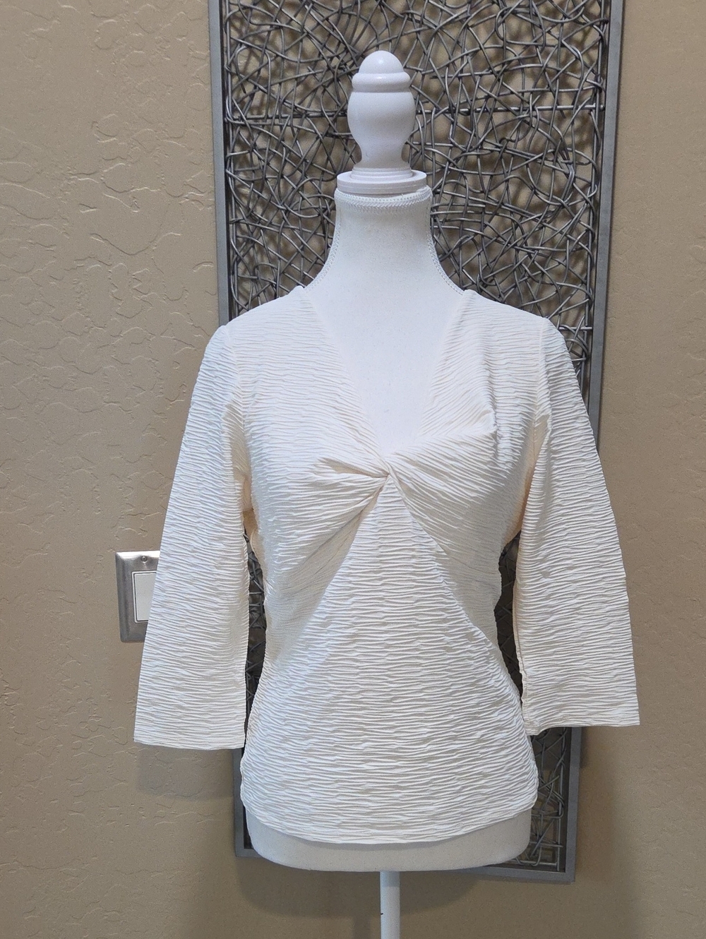 White House Black Market Cream Twist-Front Textured 3/4 Sleeve Top